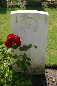 Dozinghem Military Cemetery - Marks, F