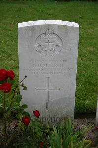 Dozinghem Military Cemetery - Marsh, R J