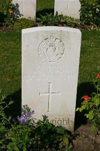 Dozinghem Military Cemetery - McBean, Kenneth Moodie