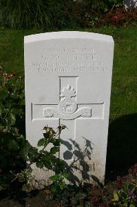 Dozinghem Military Cemetery - McIntyre, George