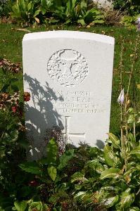 Dozinghem Military Cemetery - McLean, C M