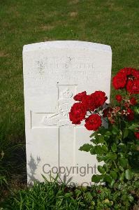 Dozinghem Military Cemetery - Meredith, H