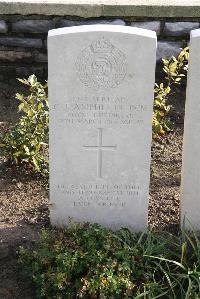 Wytschaete Military Cemetery - Amphlett, C J