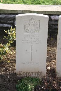 Wytschaete Military Cemetery - Brooks, F C