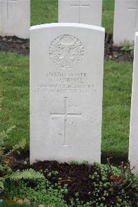 Wytschaete Military Cemetery - Bruce, Alfred Wallace