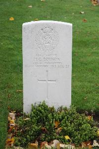 Wytschaete Military Cemetery - Roynon, H C