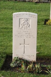 Wytschaete Military Cemetery - Tucker, J R H