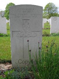 Dickebusch New Military Cemetery - Bearns, M