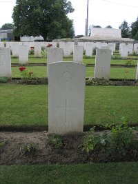 Dickebusch New Military Cemetery - Burrows, L