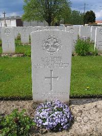 Dickebusch New Military Cemetery - Garland, W