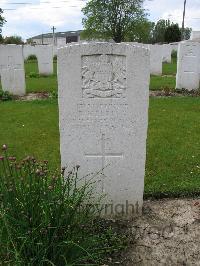 Dickebusch New Military Cemetery - Holding, R