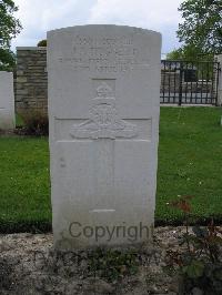 Dickebusch New Military Cemetery - Huggett, John Avis