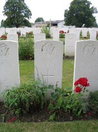 Dickebusch New Military Cemetery - James, Eric Samuel Pennant Kingsbury