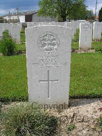 Dickebusch New Military Cemetery - Lang, H