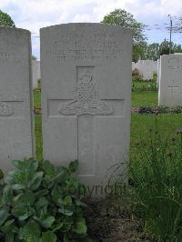 Dickebusch New Military Cemetery - Reynolds, S W