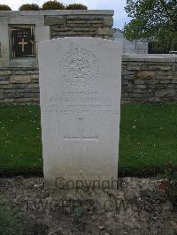 Dickebusch New Military Cemetery - Stirling, Robert