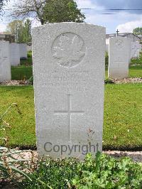 Dickebusch New Military Cemetery - Theriault, Edmond