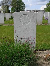 Dickebusch New Military Cemetery - White, L R