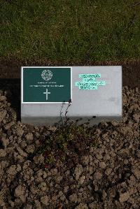 Poperinghe New Military Cemetery - Cross, T