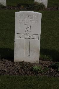 Poperinghe New Military Cemetery - Lee, L H