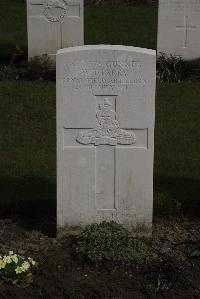 Poperinghe New Military Cemetery - Parry, W T