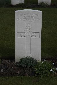 Poperinghe New Military Cemetery - Queen, James