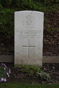 Poperinghe New Military Cemetery - Ralston, R