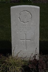 Poperinghe New Military Cemetery - Ross, Charles Hugh