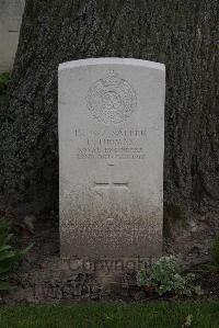 Poperinghe New Military Cemetery - Thomas, F