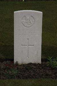 Poperinghe New Military Cemetery - Willis, R H