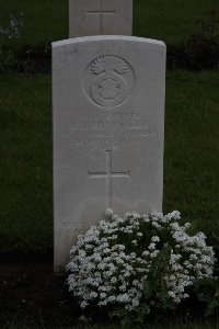 Guards Cemetery Windy Corner Cuinchy - Bramfield, J J