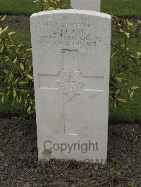 Guards Cemetery Windy Corner Cuinchy - Clark, Leonard