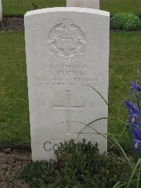 Guards Cemetery Windy Corner Cuinchy - Clifton, T