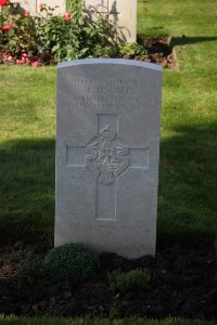 Houplines Communal Cemetery Extension - Cust, Bertram Mitford