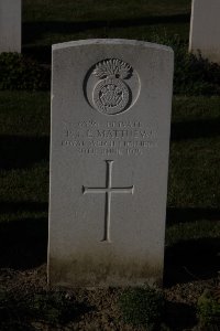 Bois Grenier Communal Cemetery - Matthews, Thomas Edward