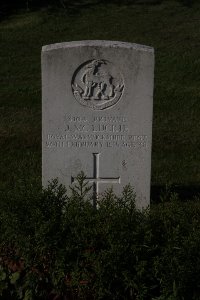 Bois Grenier Communal Cemetery - McLuckie, James