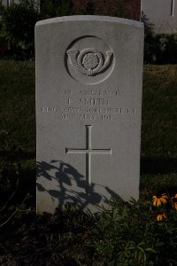 Bois Grenier Communal Cemetery - Smith, F