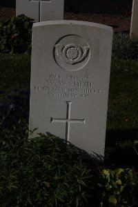 Bois Grenier Communal Cemetery - Smith, W W