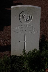 Bois Grenier Communal Cemetery - Tomlinson, J F