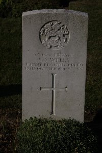 Bois Grenier Communal Cemetery - Wells, Sladden Joseph