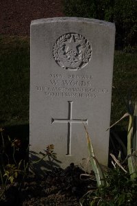 Bois Grenier Communal Cemetery - Woods, W