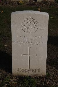 Coxyde Military Cemetery - Boast, L