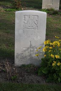 Coxyde Military Cemetery - Castles, Frank