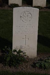 Coxyde Military Cemetery - Davies, Walter John