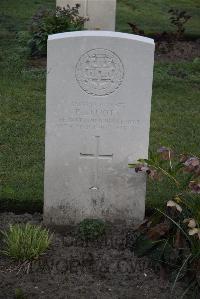 Coxyde Military Cemetery - Elliott, Frederick