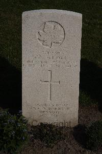 Coxyde Military Cemetery - Elliott, George Victor