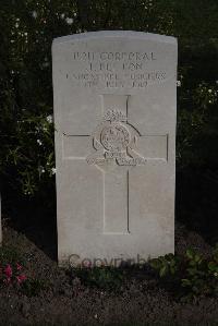 Coxyde Military Cemetery - Felton, J