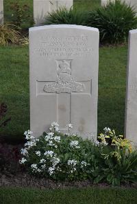 Coxyde Military Cemetery - Fox, Thomas William