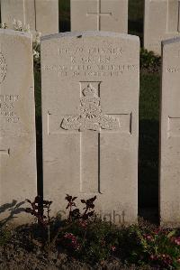 Coxyde Military Cemetery - Green, R