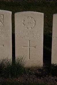 Coxyde Military Cemetery - Hail, Duncan Strachan